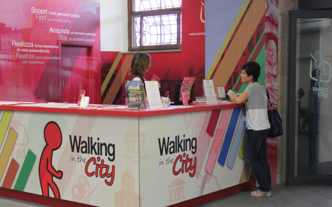 ufficio turistico - walking in the city