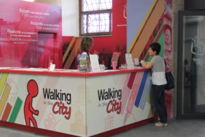 ufficio turistico - walking in the city